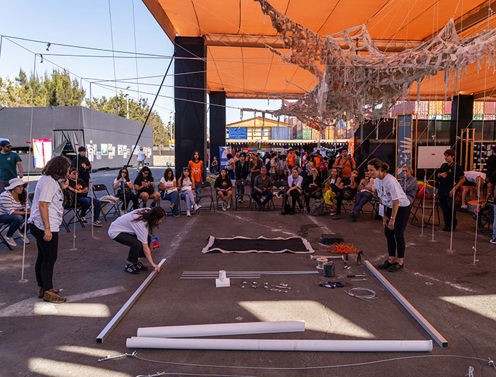 Equipo de la UC construye un prototipo de atrapanieblas en Puerto de Ideas.