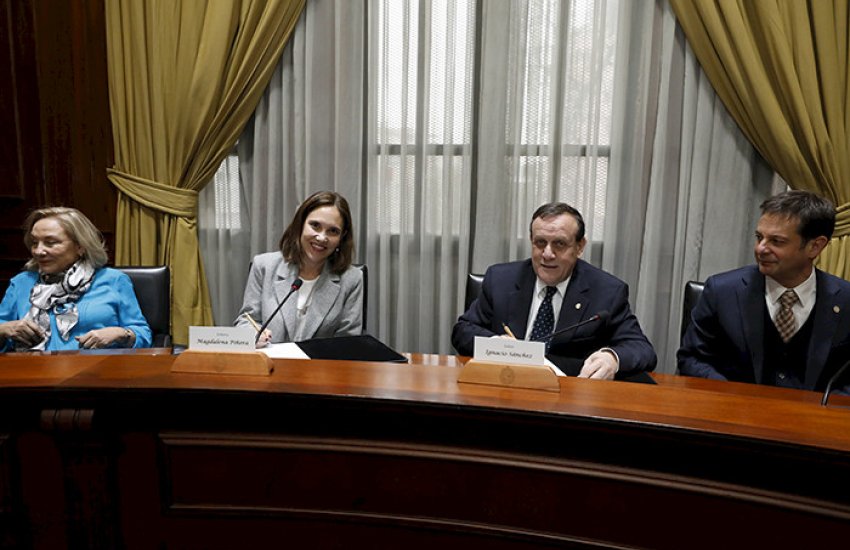 Autoridades en sesión en una sala. UC y Fundación Tantauco firman acuerdo que impulsa la formación e investigación