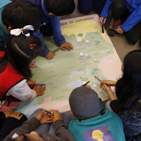 Niñas y niños con el mapa de su contexto, Autora: Valentina Traslavina