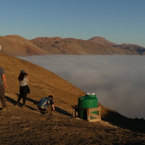 Personas en terreno en la estación Atacama UC