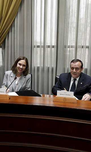 Autoridades en sesión en una sala. UC y Fundación Tantauco firman acuerdo que impulsa la formación e investigación