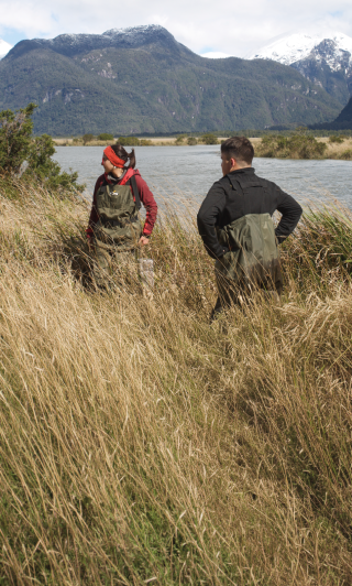 Estudiantes realizando investigación en fiordos de la Patagonia