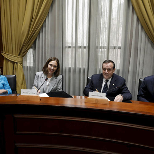 Autoridades en sesión en una sala. UC y Fundación Tantauco firman acuerdo que impulsa la formación e investigación