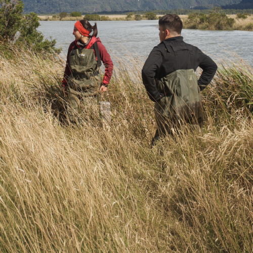 Estudiantes realizando investigación en fiordos de la Patagonia
