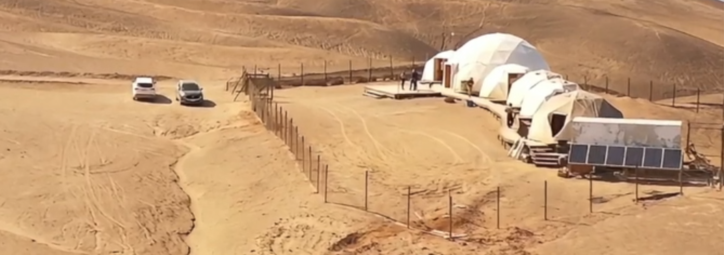 Vista aérea de los domos de la estación científica en el desierto de Atacama.