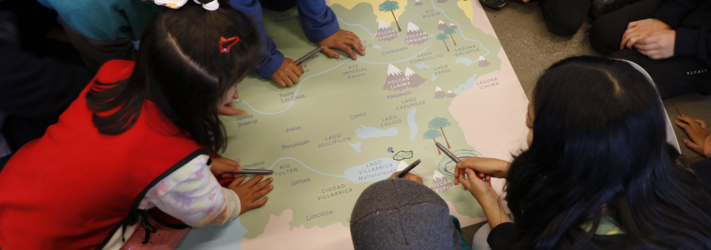 Niñas y niños con el mapa de su contexto, Autora: Valentina Traslavina