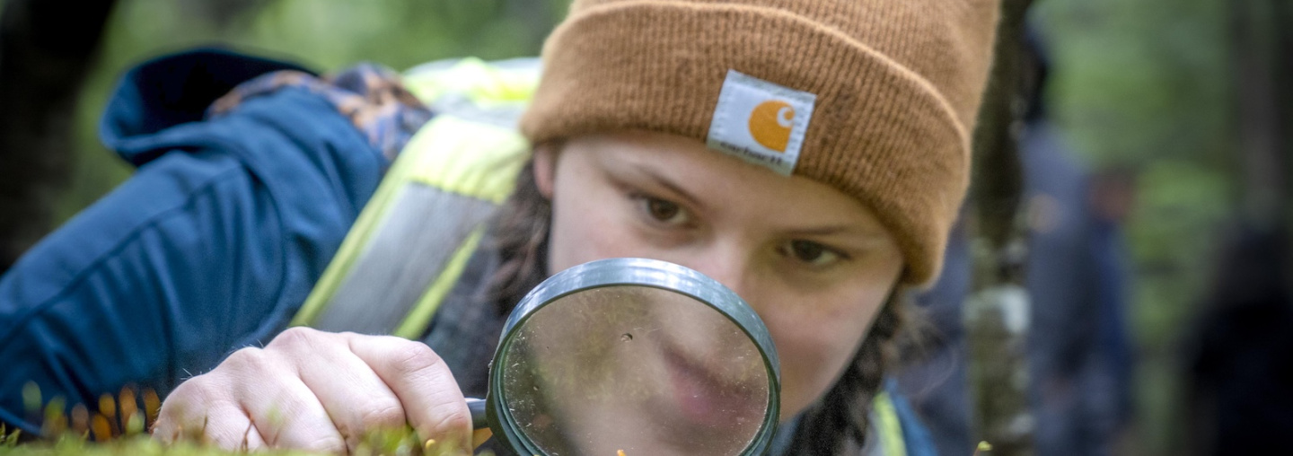 Niña en Turismo con Lupa en el Parque Omora, Autor: Ivan Cabrera