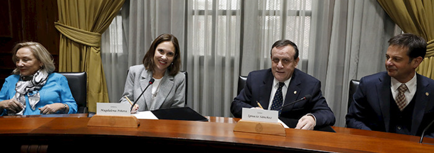 Autoridades en sesión en una sala. UC y Fundación Tantauco firman acuerdo que impulsa la formación e investigación