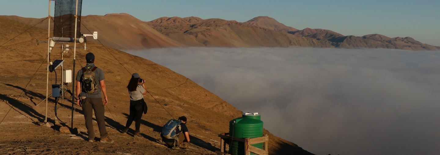 Personas en terreno en la estación Atacama UC